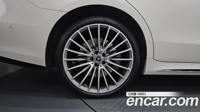 Mercedes-Benz S-Class 2023 — Photo 17/20