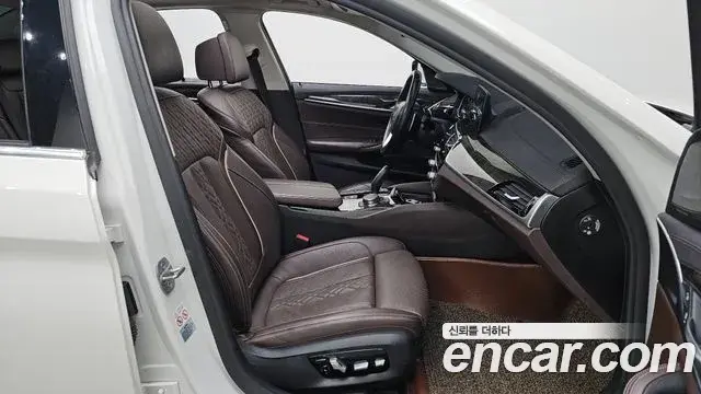 BMW 5 Series 2018 — Фото 11/20