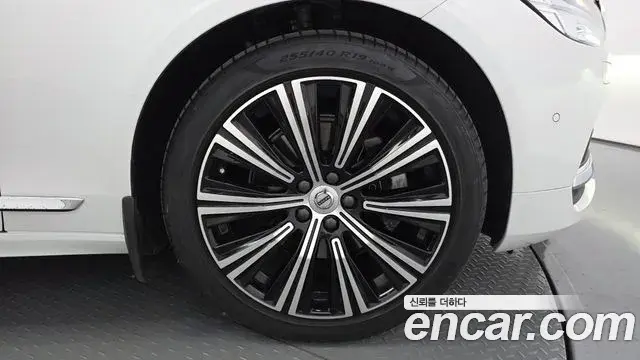 Volvo S90 2021 — Photo 17/35