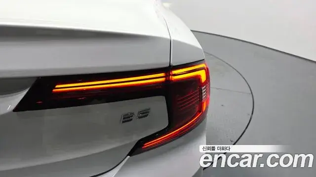 Volvo S90 2021 — Photo 28/35