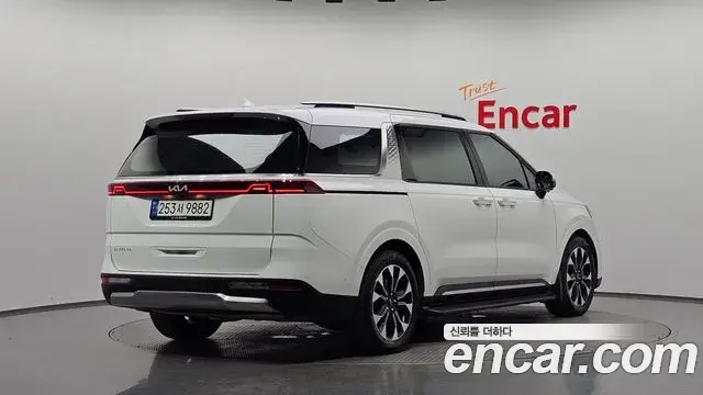 Kia Carnival 2023 — Фото 2/20