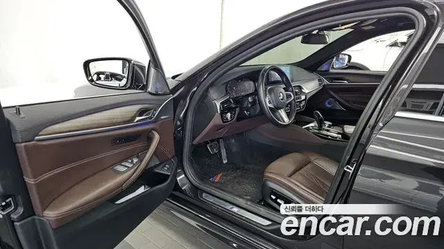 BMW 5 Series 2019 — Фото 10/20