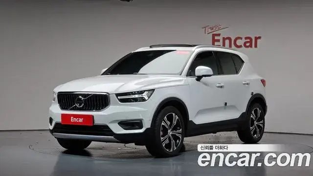Volvo XC40 2021 — Photo 1/40