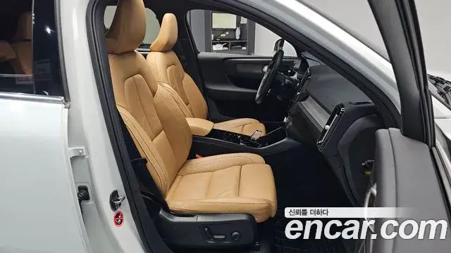 Volvo XC40 2021 — Photo 31/40