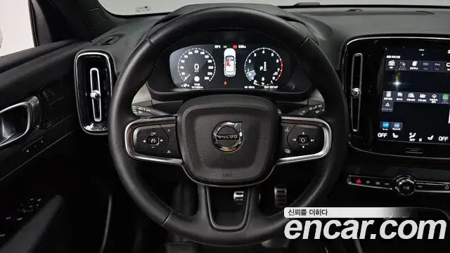 Volvo XC40 2021 — Photo 25/40