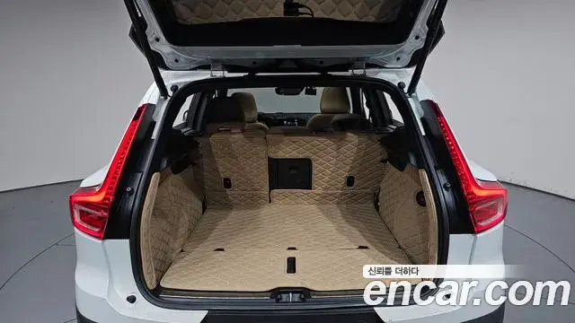 Volvo XC40 2021 — Photo 18/40