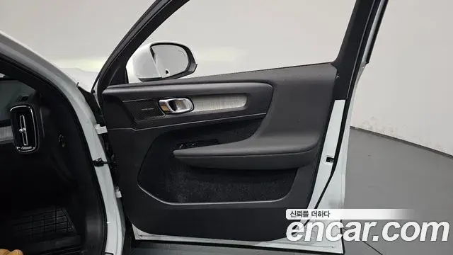 Volvo XC40 2021 — Photo 32/40