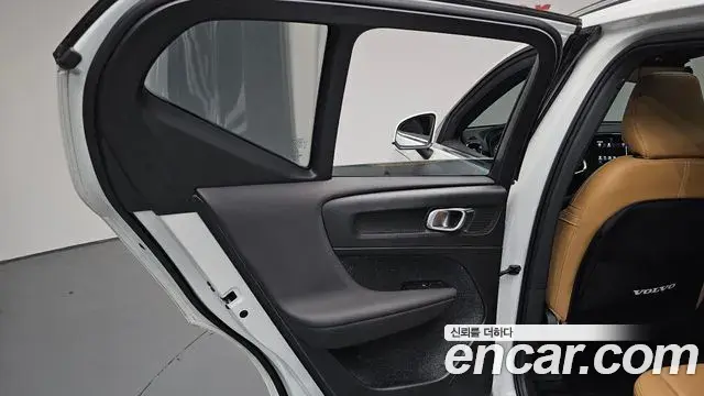 Volvo XC40 2021 — Photo 19/40