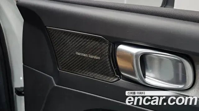 Volvo XC40 2021 — Photo 3/40