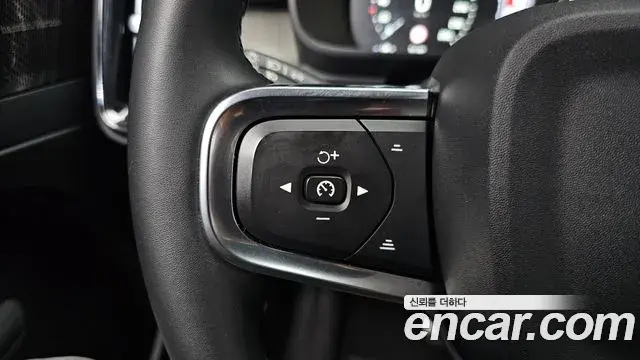 Volvo XC40 2021 — Photo 4/40