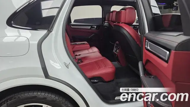 Porsche Cayenne 2023 — Фото 12/20