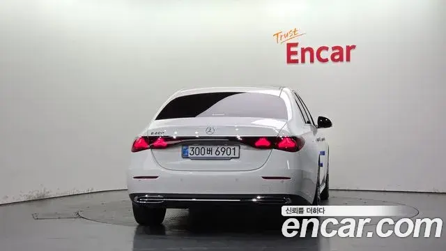 Mercedes-Benz E-Class 2025 — Фото 4/20