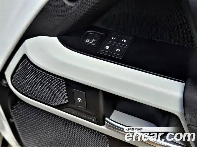 Land Rover Defender 2020 — Фото 13/20