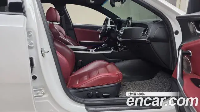 Kia Stinger 2020 — ფოტო 22/34