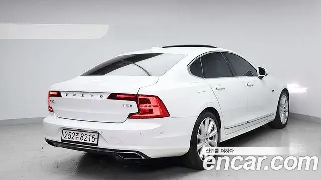 Volvo S60 2022 — Фото 2/20