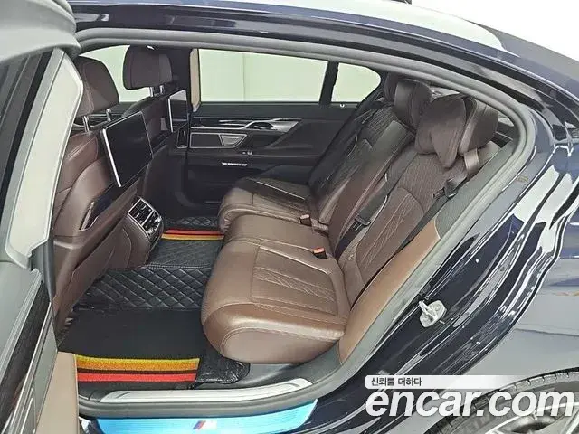 BMW 7 Series 2018 — Фото 12/20