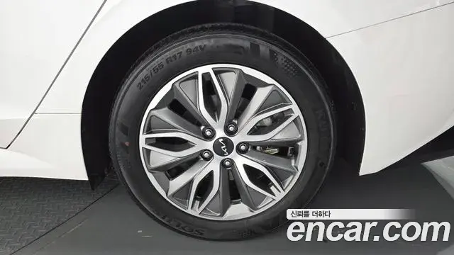 Kia K5 2022 — ფოტო 19/35