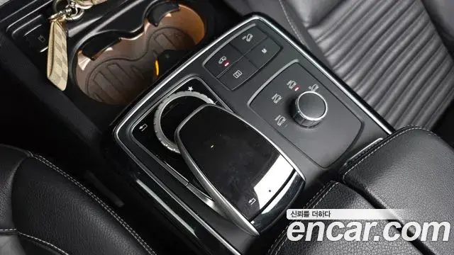 Mercedes-Benz GLE-Class 2018 — ფოტო 18/37