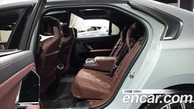 BMW 7 Series 2025 — Фото 12/20