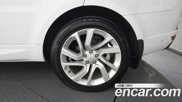 Land Rover Range Rover Sport 2019 — Photo 32/37