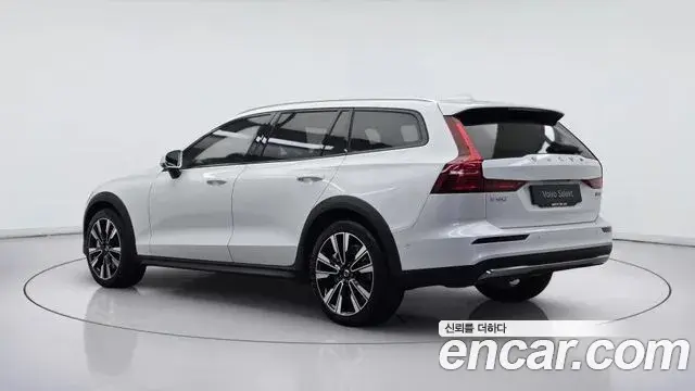Volvo V60 Cross Country 2025 — ფოტო 8/20
