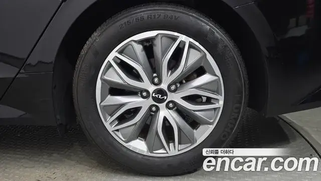 Kia K5 2023 — Şəkil 20/38