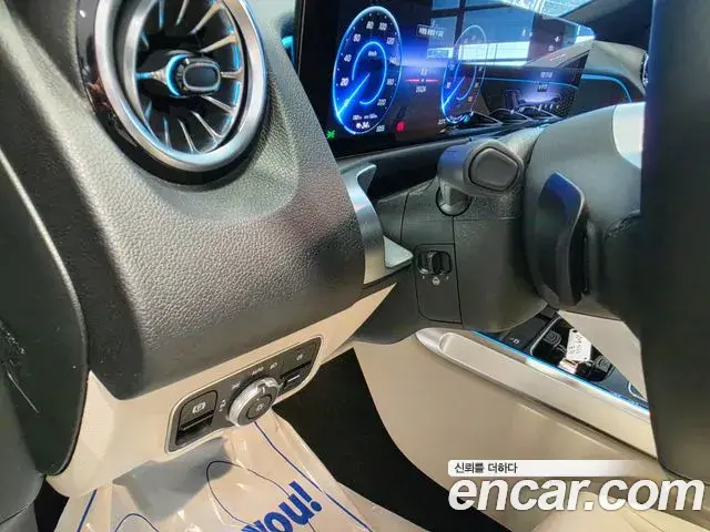 Mercedes-Benz EQB 2025 — Photo 1/20