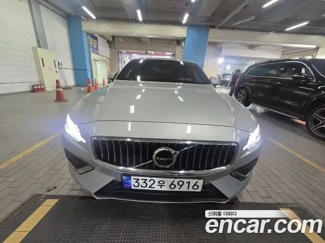 Volvo S60 2023 — Фото 2/6