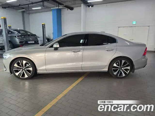 Volvo S60 2023 — Фото 4/6
