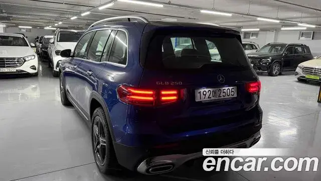 Mercedes-Benz GLB-Class 2025 — Фото 4/18
