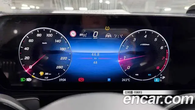 Mercedes-Benz GLB-Class 2025 — Фото 9/18