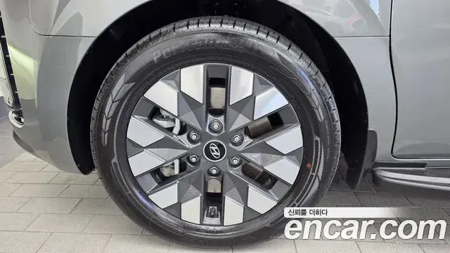Hyundai Staria 2023 — Photo 5/20