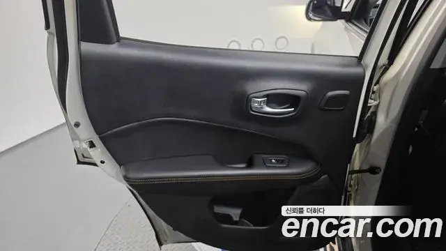 Jeep Compass 2019 — Şəkil 15/31