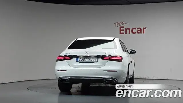 Mercedes-Benz E-Class 2023 — Фото 4/20