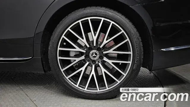 Mercedes-Benz S-Class 2022 — Photo 11/35