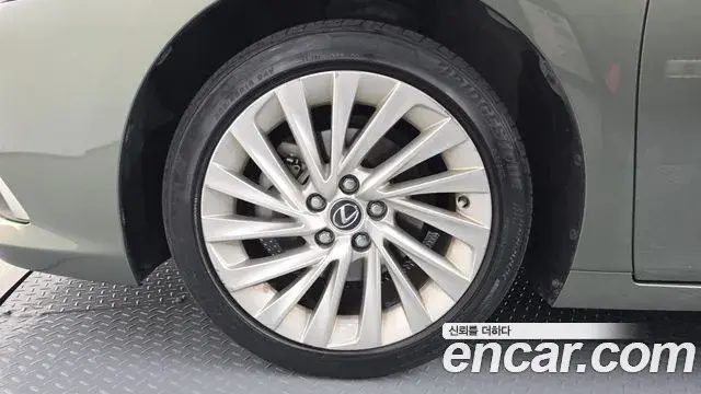 Lexus ES300h 2023 — Şəkil 5/20