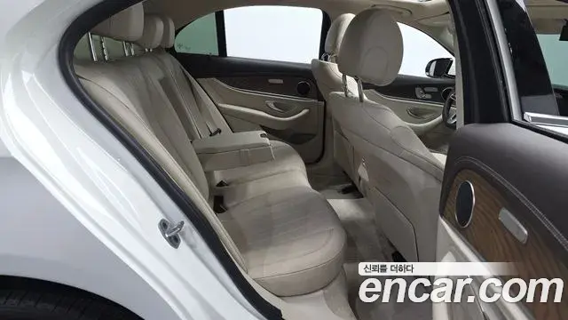 Mercedes-Benz E-Class 2019 — Фото 12/20