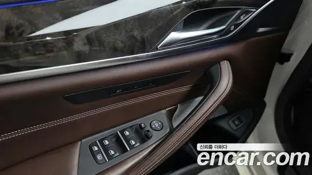 BMW 5 Series 2018 — Фото 19/20