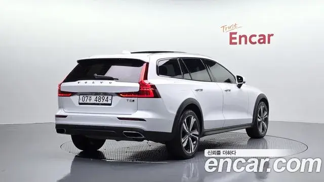 Volvo V60 Cross Country 2019 — Фото 2/20