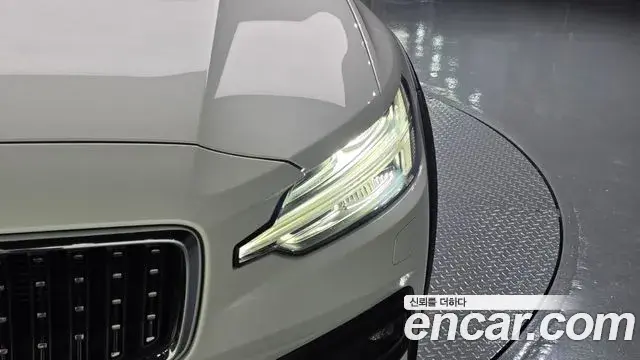 Volvo V60 Cross Country 2019 — Photo 12/35