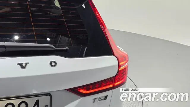 Volvo V60 Cross Country 2019 — Photo 34/35