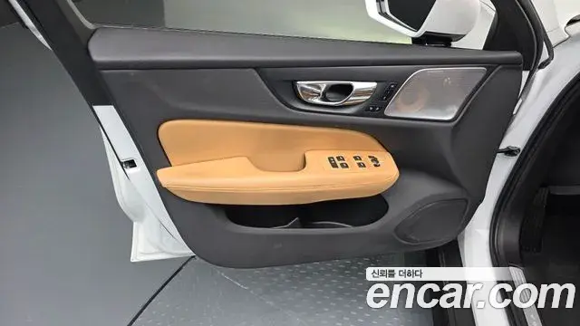 Volvo V60 Cross Country 2019 — Photo 2/35