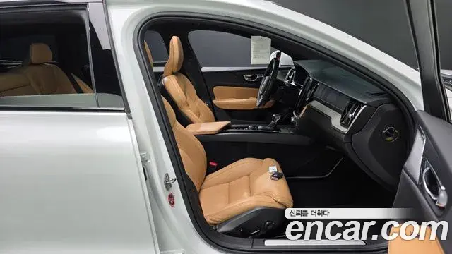 Volvo V60 Cross Country 2019 — Photo 4/35