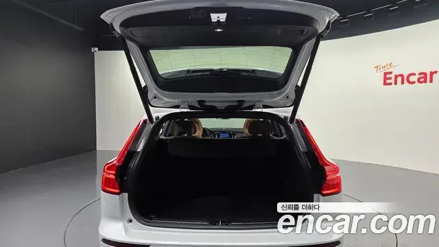 Volvo V60 Cross Country 2019 — Photo 24/35
