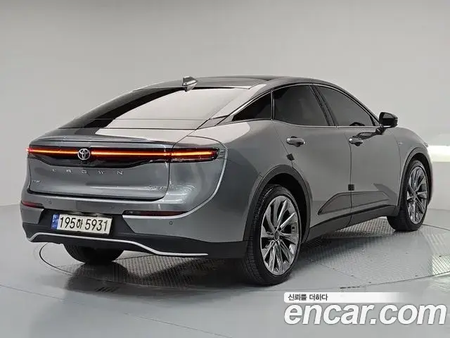 Toyota Crown Crossover 2024 — Photo 8/20