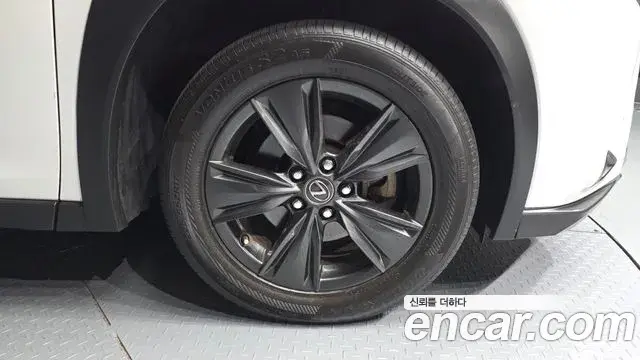 Lexus UX250h 2019 — Şəkil 23/30
