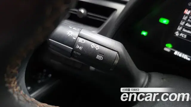 Lexus UX250h 2019 — Şəkil 22/30