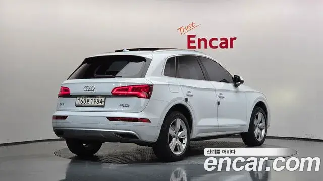 Audi Q5 2020 — Фото 2/20
