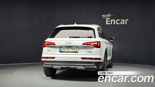 Audi Q5 2023 — Фото 3/20