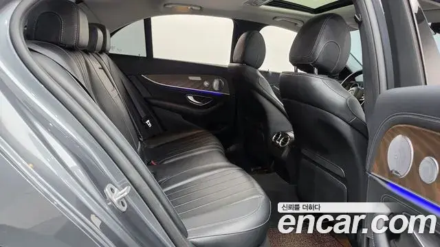 Mercedes-Benz E-Class 2018 — Фото 11/20